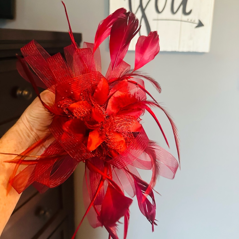 Elegant Derby/Oaks Red Feather Hair fascinator